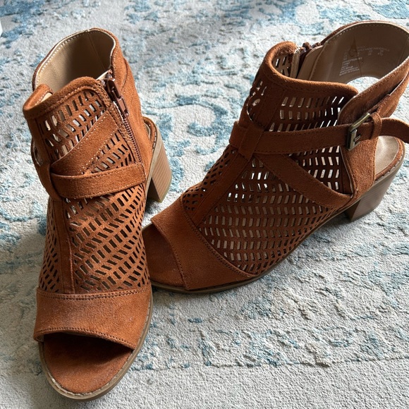 Ankle Sandals - Picture 2 of 6